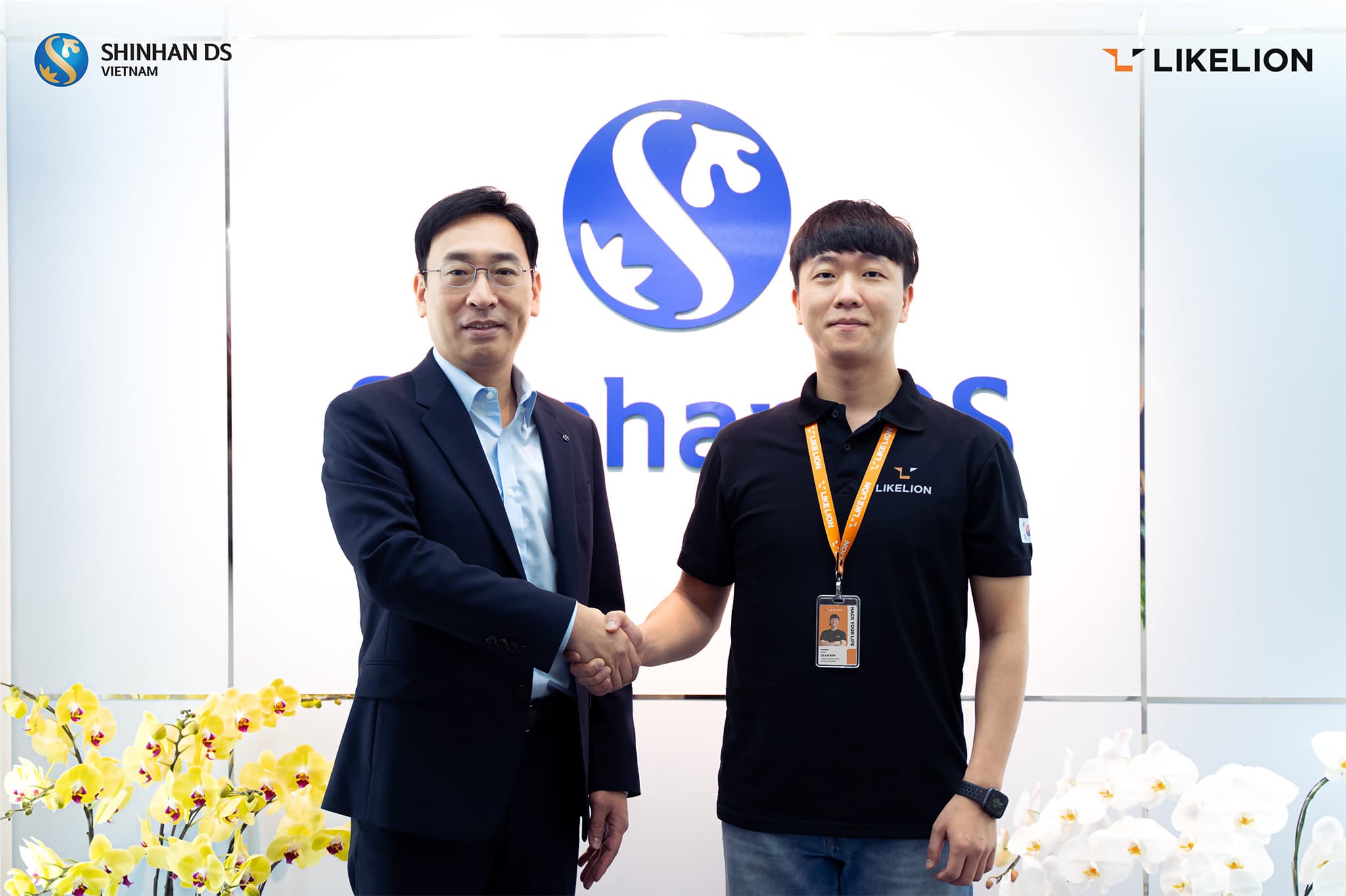 Đại diện ShinhanDS và LIKELION bắt tay trong buổi lễ khai giảng khoá học Đại diện ShinhanDS và LIKELION bắt tay trong buổi lễ khai giảng khoá học