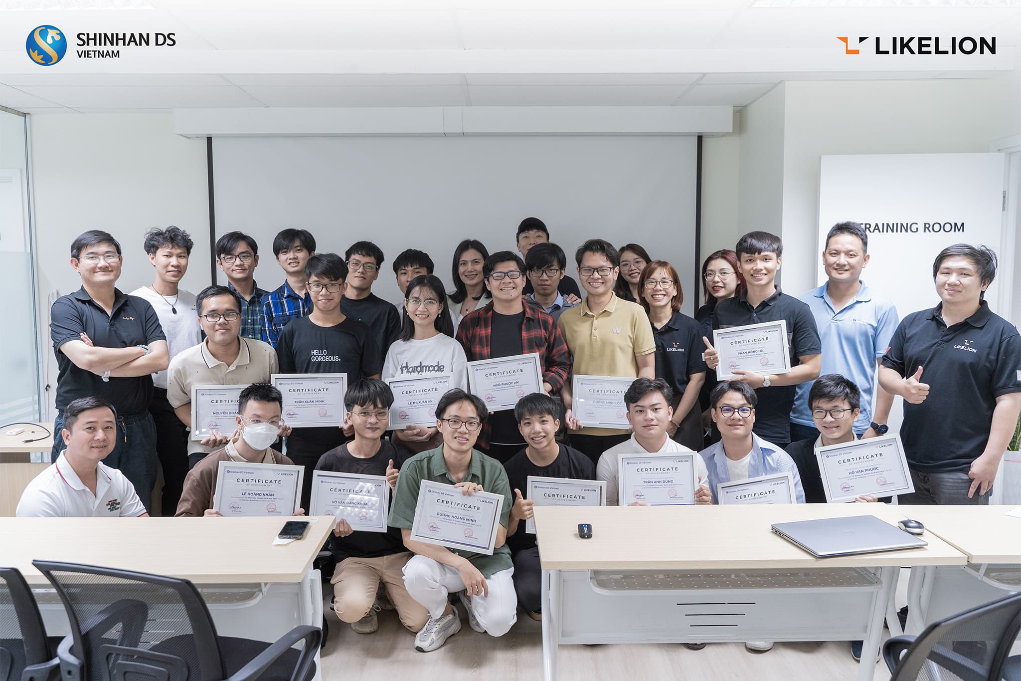 Trao tặng Giấy chứng nhận cho học viên tốt nghiệp khoá học Trao tặng Giấy chứng nhận cho học viên tốt nghiệp khoá học