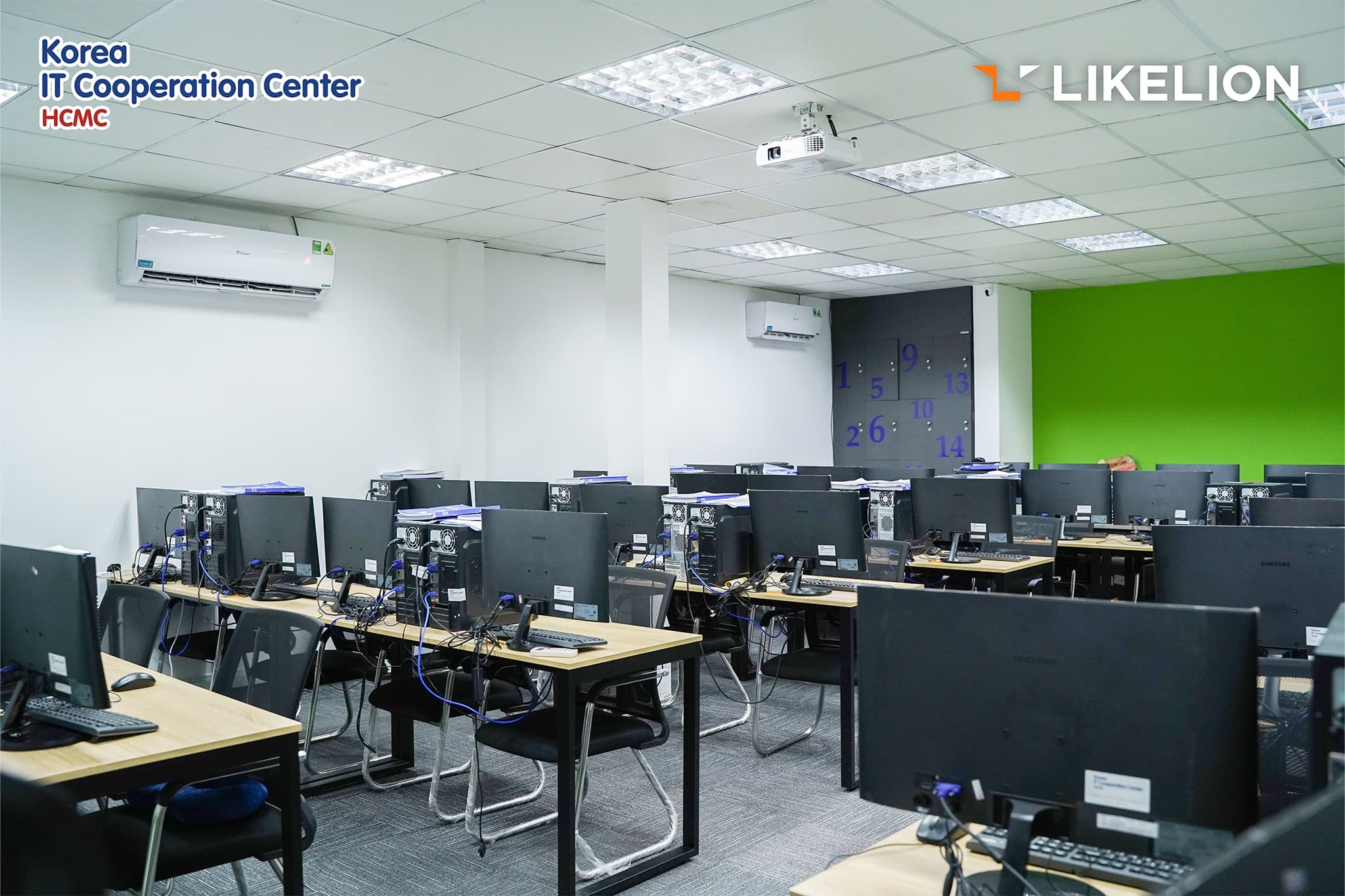 Không gian lớp học diễn ra vào tháng 9 tại KICC HCMC (học viên được trang bị máy tính bàn phục vụ cho việc học tại chỗ) Không gian lớp học diễn ra vào tháng 9 tại KICC HCMC (học viên được trang bị máy tính bàn phục vụ cho việc học tại chỗ)