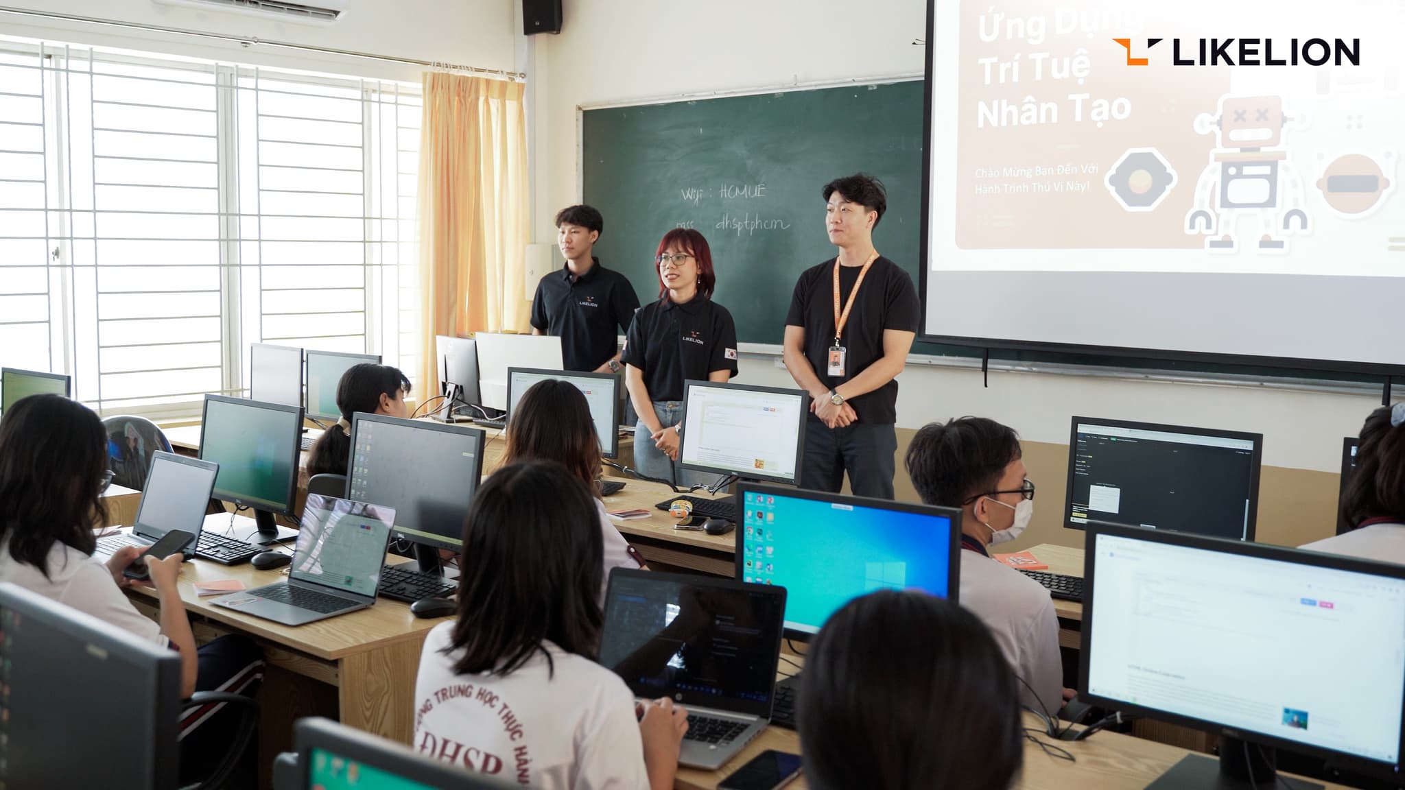 Mở đầu buổi Seminar: Ứng dụng trí tuệ nhân tạo trong sáng tạo học tập Mở đầu buổi Seminar: Ứng dụng trí tuệ nhân tạo trong sáng tạo học tập