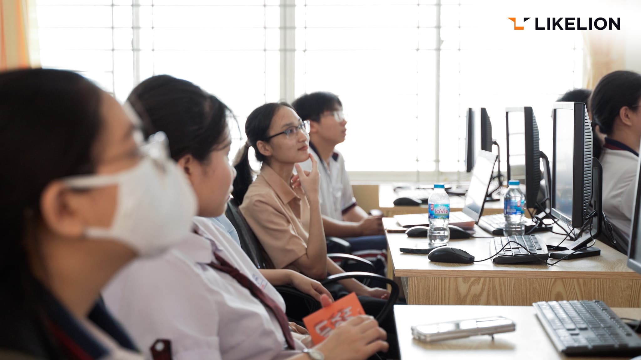 Các bạn thích thú với những kiến thức mới mẻ và tích cực tương tác Các bạn thích thú với những kiến thức mới mẻ và tích cực tương tác