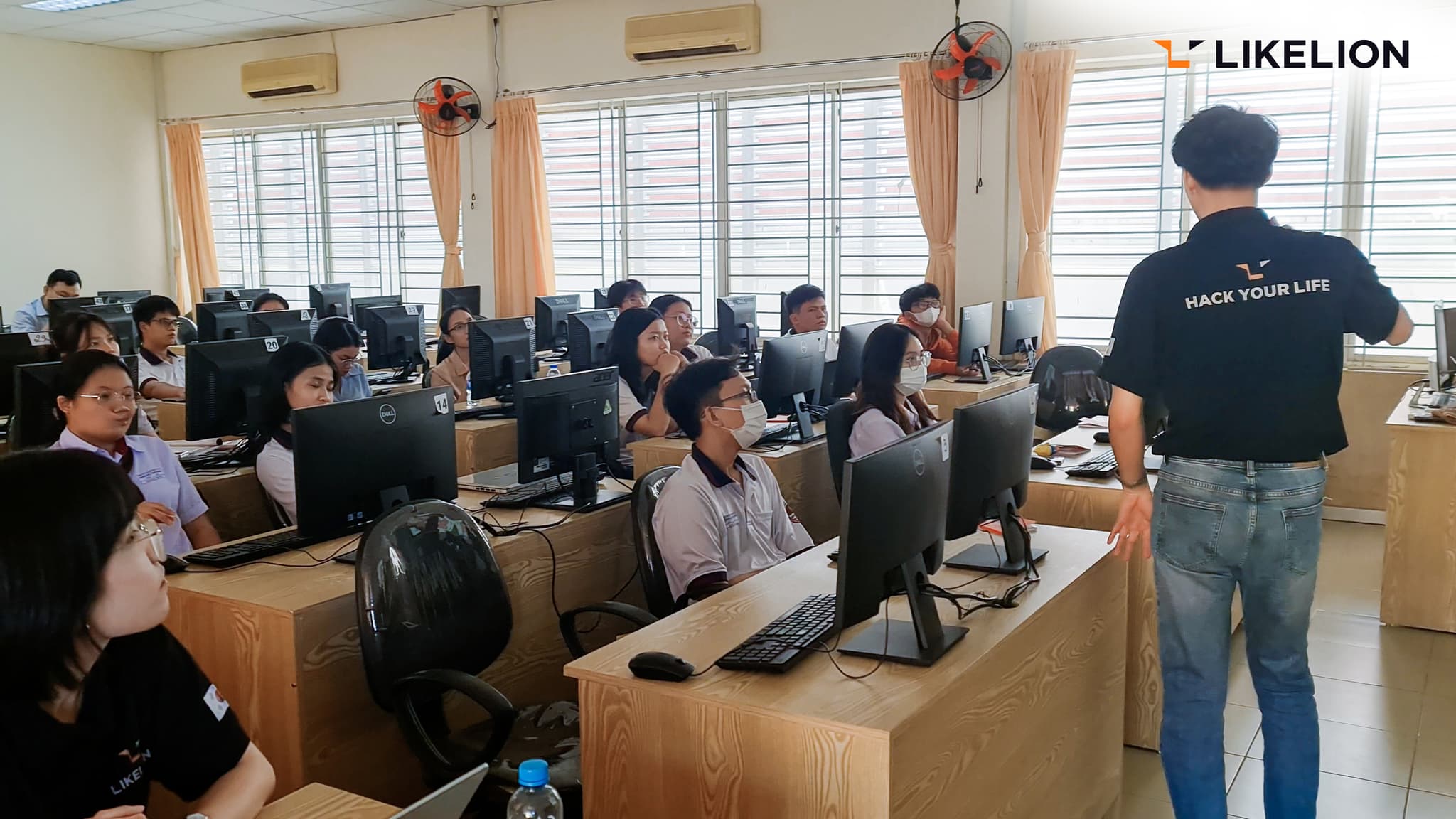 Các bạn học sinh Trường Trung học Thực hành Đại học Sư Phạm chăm chú lắng nghe Các bạn học sinh Trường Trung học Thực hành Đại học Sư Phạm chăm chú lắng nghe