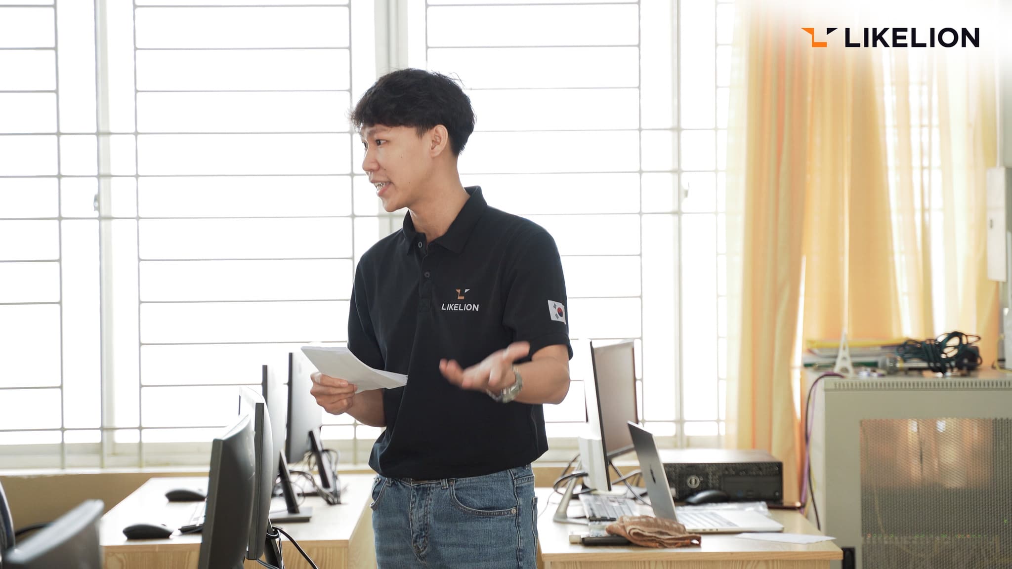 Giảng viên đưa ra thử thách cho các bạn học sinh và tặng quà cho người trả lời đúng Giảng viên đưa ra thử thách cho các bạn học sinh và tặng quà cho người trả lời đúng