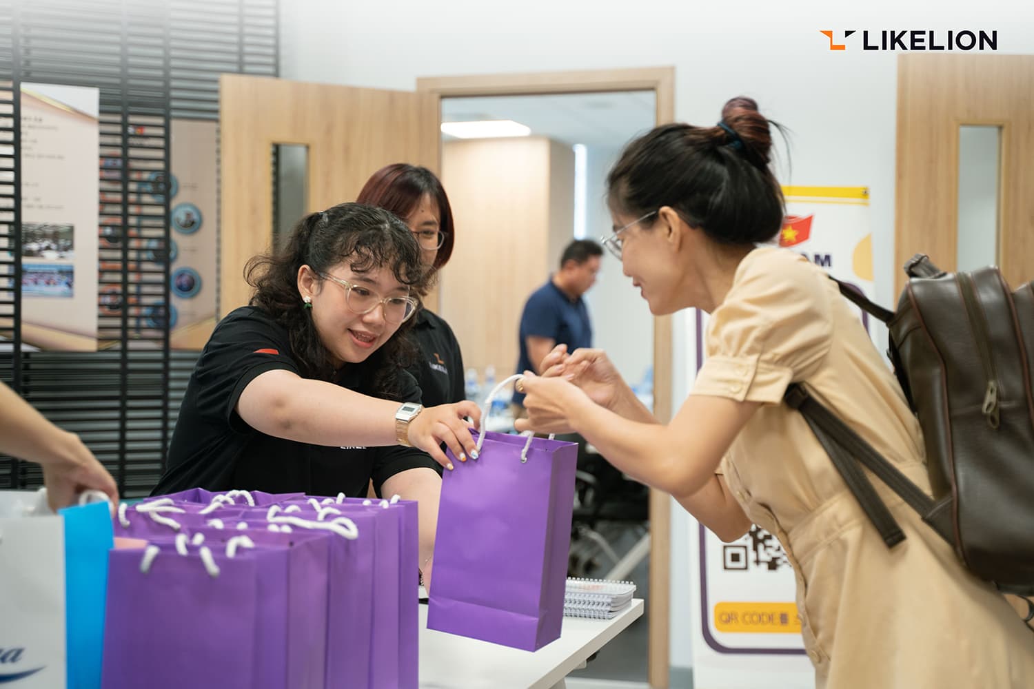 Gửi tặng quà kỉ niệm do Kocham và LIKELION chuẩn bị Gửi tặng quà kỉ niệm do Kocham và LIKELION chuẩn bị