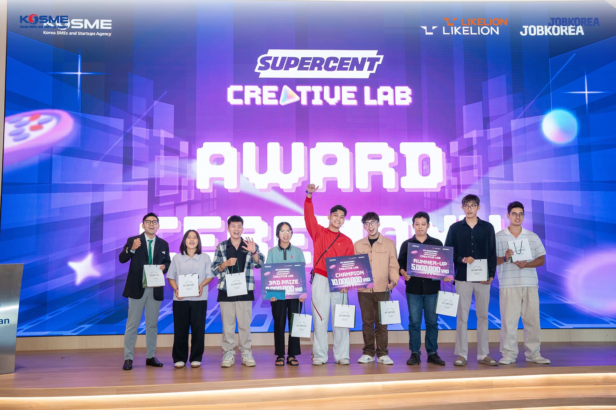 Phần trao giải của thí sinh tham gia cuộc thi Supercent Creative Lab Phần trao giải của thí sinh tham gia cuộc thi Supercent Creative Lab