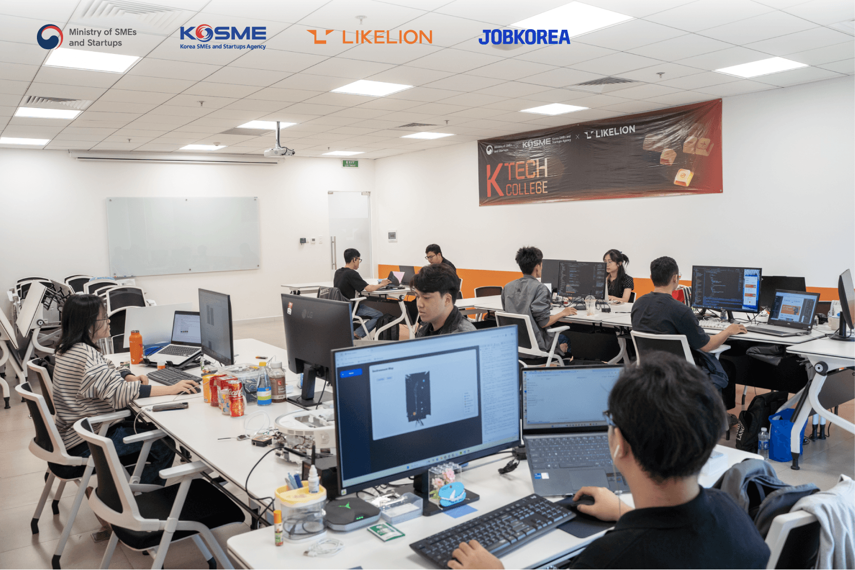 Không gian làm việc tại văn phòng LIKELION Vietnam của các ứng viên đã kết nối thành công với Doanh nghiệp Hàn Quốc Không gian làm việc tại văn phòng LIKELION Vietnam của các ứng viên đã kết nối thành công với Doanh nghiệp Hàn Quốc