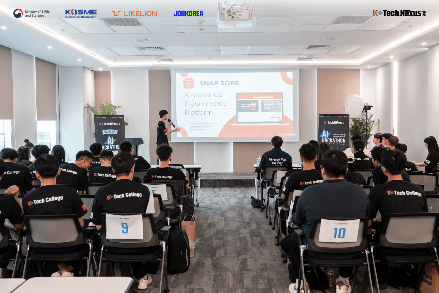 Sinh viên tham gia AI Hackathon thuyết trình về sản phẩm của nhóm Sinh viên tham gia AI Hackathon thuyết trình về sản phẩm của nhóm